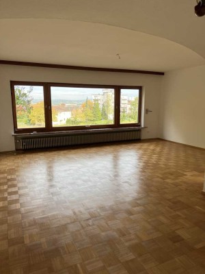 Attraktive 4,5 Zimmer Erdgeschosswohnung in Zweifamilienhaus mit Loggia, Terasse und Garten.