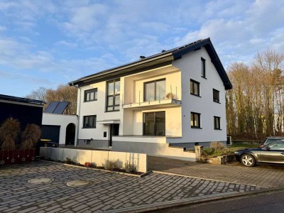 Erstbezug nach Sanierung: 2-Zi-Whg mit Küche, Balkon, Photovoltaik- & Klimaanlage, 2xStellplätze