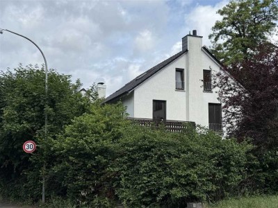Viel Platz für die Familie/// Familienhaus mit Garten und Garage in 66117 Saarbrücken zu verkaufen