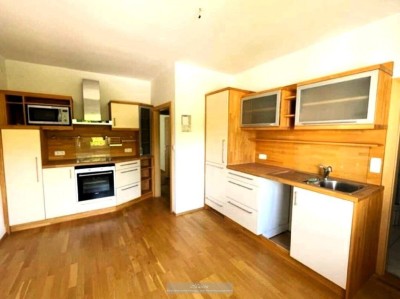 EBREICHSDORF - 2 ZIMMER, GROSSZÜGIGE RAUMAUFTEILUNG, SEHR GUTER ZUSTAND, STELLPLATZ