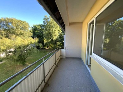 Stadtnah Wohnen: Lichtdurchflutete 3-Zimmer-Wohnung mit Balkon frei!