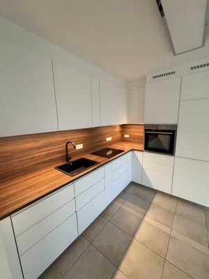 Sehr schöne 4 Zimmerwohnung mit neuer Marken Einbauküche und Balkon Erstbezug nach Renovierung