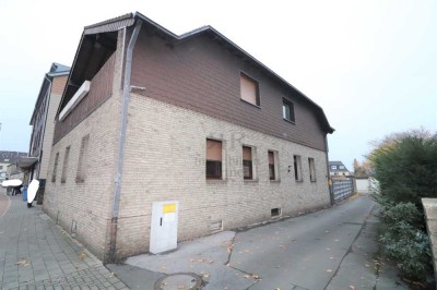 Freistehendes Mehrfamilienhaus mit 8 Garagen im Zentrum von OB-Holten!