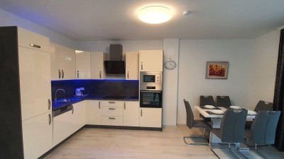 Moderne Wohnung mit 2 Balkonen und Garage, voll möbliert