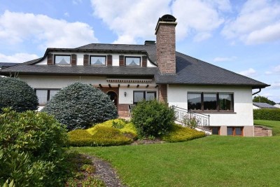 **Exklusives, großzügiges Einfamilienhaus mit Schwimmbad und schöner Lage**