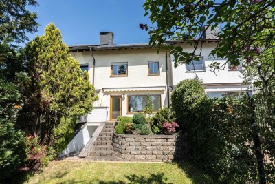 Geräumiges Reihenmittelhaus mit 2 Garagen, Stellplatz und Garten