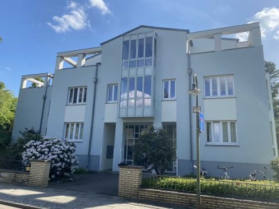 Moderne 2-Raum-DG-Wohnung mit gehobener Innenausstattung mit Balkon und Einbauküche in Bremen