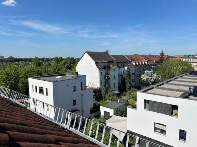 Frisch renovierte helle 2-Raum DG-Wohnung mit Wohnküche + Tageslichtbad + tollem Ausblick!