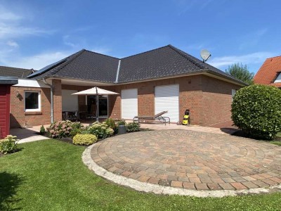 Repräsentativer Bungalow mit Doppelgarage 
in familienfreundlichem Wohngebiet