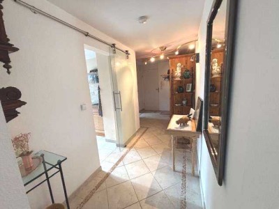 Attraktives DG-Apartment mit Balkon + PKW-Stellplatz - komplett möbliert!