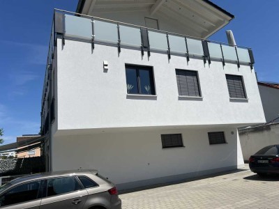 exclusive/moderne Wohnung mit Balkon und Einbauküche