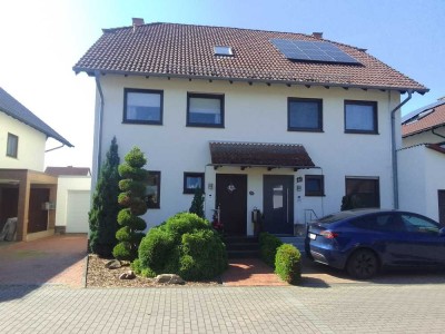 Doppelhaushälfte mit Garage und Garten in ruhiger Lage