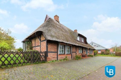 Charmantes Reetdachhaus mit zwei Wohnungen und großem Grundstück in Ostseenähe