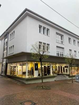 ….Balkon, zentrale, aber ruhige Innenstadtlage, Tiefgaragenstellplatz möglich…. Ab 01. August