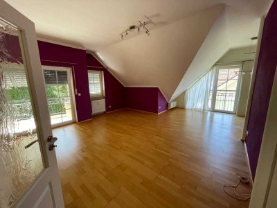 Moderne helle lichtdurchflutete 3-Zimmer Dachgeschosswohnung mit Balkon in Pocking