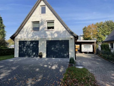 Einfamilienhaus mit Doppelgarage und Carport