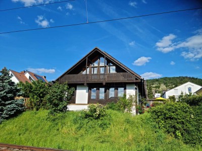 Doppelhaushälfte, vollständig renoviert, 4,5 Zimmer, EBK, PV-Anlage und Wärmepumpenheizung