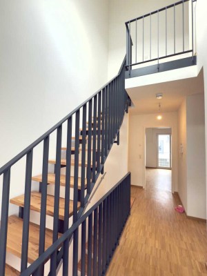 Erstbezug: tolle Maisonnette-Wohnung mit eigenem Hauseingang, Balkon, Fussb.heiz. 2 Bäder, Parkett.