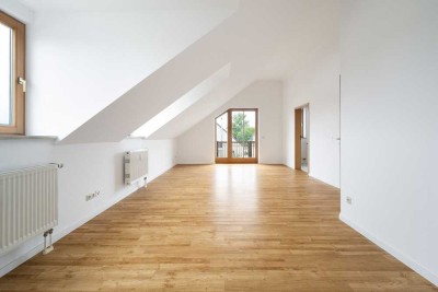 Gemütliches Zuhause unter dem Dach - 3-Zi. Whg. mit Sonnenbalkon in ruhiger Lage, Nähe U-Bahn (U2)