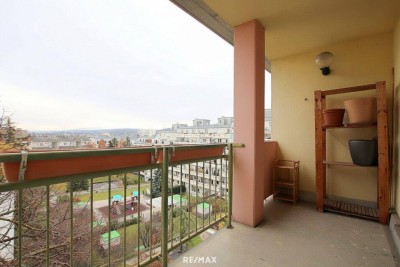2 Zimmer + Loggia + Garagenplatz, toller Ausblick (4. Liftstock), Küche separat.