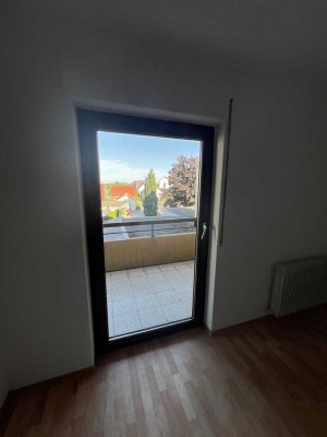 Helle 2,5 Zi-Wohnung mit Balkon, Lift und Einzeltiefgarage in Ditzingen-Hirschlanden an Nichtraucher