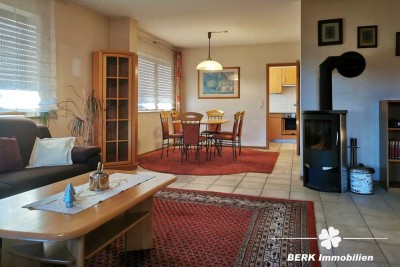 BERK Immobilien – ruhige Lage - 4-Zi.-ETW mit Balkon, Kaminofen & Carport in Elsenfeld zu verkaufen