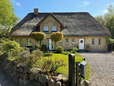 Historisches Reetdachhaus mit Stil und Seele – Liebevoll saniertes Juwel mit Bauerngarten - Bei H...