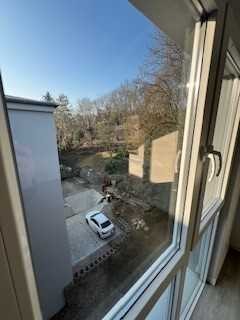 Erstbezug nach Sanierung mit Balkon und Einbauküche: Stilvolle 3-Zimmer-Dachgeschosswohnung