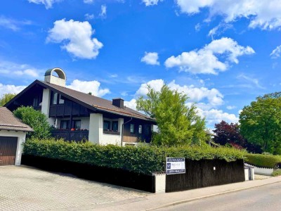 Charmantes, vermietetes Doppelhaus für zwei Familien mit großem Garten und viel Potential