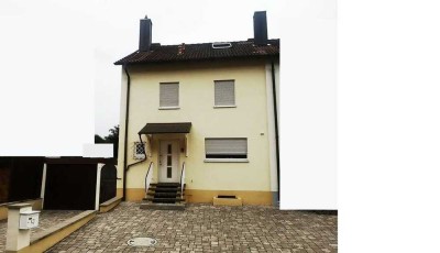 Reihenendhaus mit Garage & Stellplätzen in ruhiger Lage, lebendigem Garten – sofort bezugsfertig