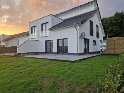 Attraktive Doppelhaushälfte mit vier Zimmern in Steimel, Steimel