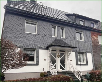 Sanierungsobjekt: Zwei Doppelhaushälften mit Garten und Doppelgarage in begehrter Lage von Burscheid