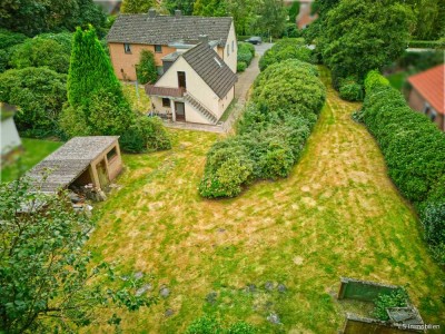 Sanierungsbedürftiges Zweifamilienhaus auf einem großzügigen Grundstück im Landschaftsschutzgebiet