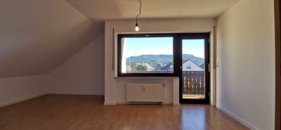 Geräumige Dachgeschoßwohnung mit zwei Balkonen und Einbauküche