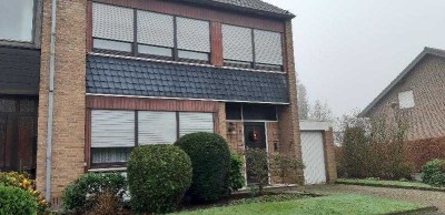 geräumiges Einfamilienhaus (DHH) mit Garten und Garage in gefragter Lage