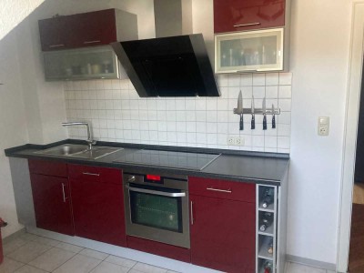 Schöne Wohnung mit zwei Zimmern Küche, Diele, Bad.