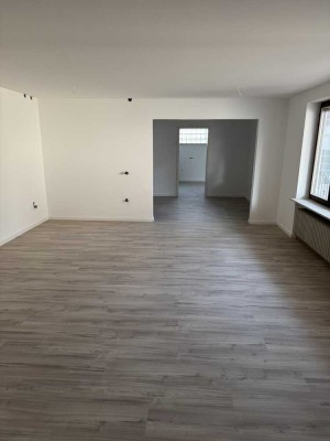 Helle 2-Zimmer-Wohnung, 75 m², kernsaniert, mit Terrasse und Garage