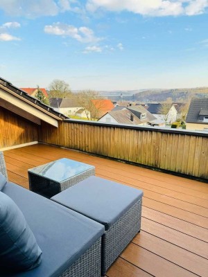 Einfamilienhaus mit Blick auf die Sperrmauer und den Möhnesee