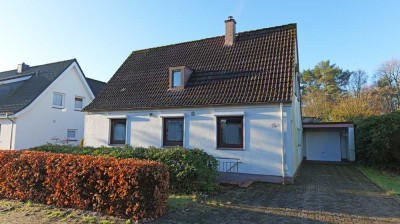 Freistehendes Einfamilienhaus mit Garage und großem Garten