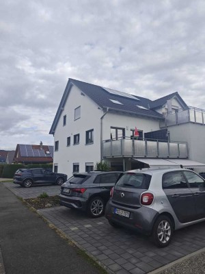 Schöne 3 Zimmer Neubauwohnung mit Terrasse und Garten