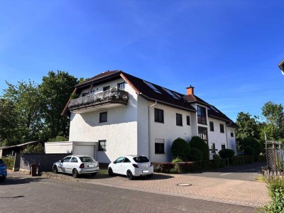Schön geschnittene 3 Zi. Wohnung mit Balkon und PKW-Außenstellplatz – ruhig und naturnah gelegen -