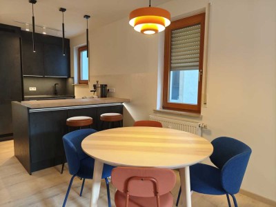 Voll möbelierte Helle 2-Zimmer Wohnung mit Fernsehturmblick und Tiefgaragestellplatz