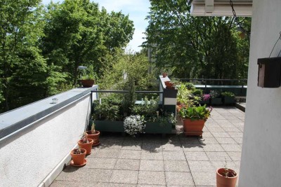 Haus-im-Haus: Offene, großzügige Wohnung über 2 Etagen mit großer Dachterrasse und Wintergarten