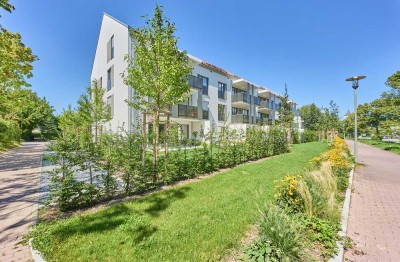 Erstbezug: Helle und ruhige Zwei-Zimmer-Wohnung mit luxuriöser Innenausstattung mit Balkon und EBK