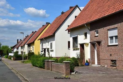 Doppelhaushälfte, Garten und 2 Garagen