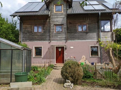 Holzhaus auf großem Hof für Selbstversorger mit Nebengebäuden