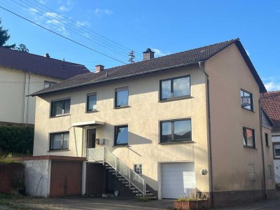 Zweifamilienhaus mit Garagen, Balkon und Gartenterrasse