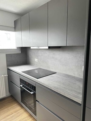 Erstbezug nach Sanierung mit Balkon und EBK: Stilvolle 3,5-Zimmer-Wohnung mit geh. Innenausstattung