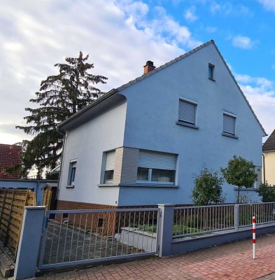 Freistehendes Einfamilienhaus mit zwei Garagen