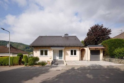 Modernisiertes Einfamilienhaus mit Taunusblick auf großzügigem Grundstück